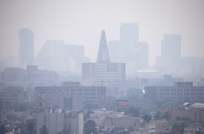 Una densa capa de smog cubre los rascacielos del Paseo de la Reforma en la Ciudad de México hoy. Foto: AP