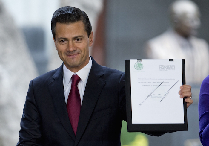 El Presidente Enrique Peña Nieto propuso una reforma para permitir en México el uso de la mariguana con fines medicinales y aumentar la cantidad de cannabis para consumo personal que no será penalizada, en un planteamiento que ha dividido opiniones entre quienes lo consideran un buen paso y los que la ven como una medida limitada. Foto: AP.