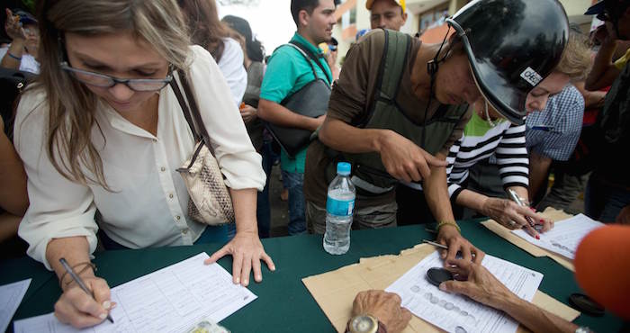 Venezolanos Firman Una Petición Que Promueve La Oposición Para Iniciar Un Referendo Revocatorio Del Mandato Del Presidente De Venezuela Nicolás Maduro Foto Archivoap