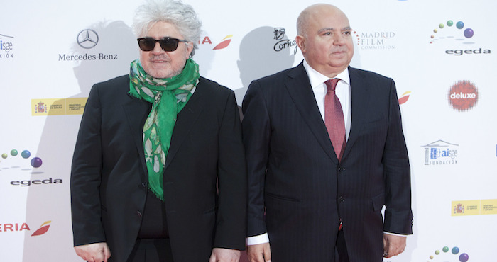 El Director Pedro Almodóvar Izquierda Y Su Hermano Y Productor Agustín Almodóvar Posan Para Retratos Durante Una Sesión De Fotos De Los Premios José María Forqué En Madrid Foto Archivoap