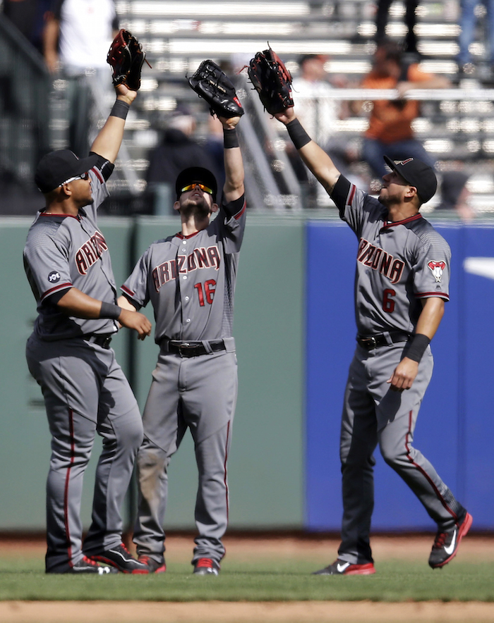 El Cubano Yasmany Tomás Chris Owings Y El Venezolano David Peralta Celebran Una Victoria Sobre Los Gigantes De San Francisco Foto Ap