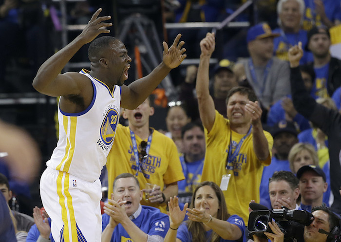 Draymond Green De Los Warriors De Golden State Celebra Con Los Aficionados En La Primera Mitad Del Juego Ante Los Grizzlies De Memphis Foto Ap