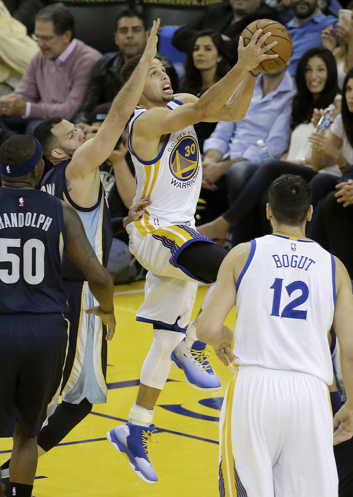 El Jugador De Los Warriors De Golden State Stephen Curry con El Dispara Contra El Jugador De Los Grizzlies De Memphis Jordan Farmar Foto Ap