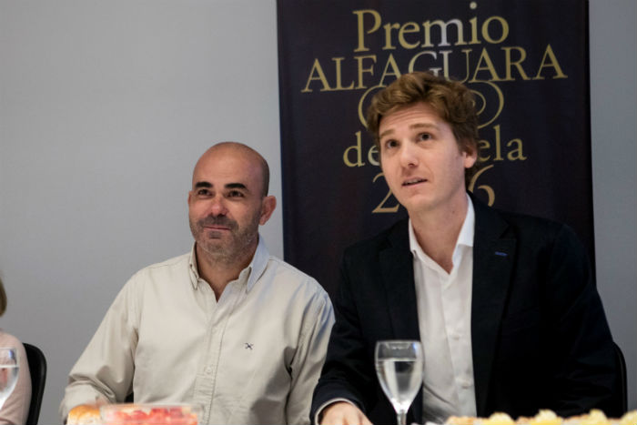 Eduardo Sacheri junto a Juan Ignacio Boido, director de Penguin Random House Argentina, al anunciarse el Premio Alfaguara 2016. Foto: PRH / Ricardo Ceppi