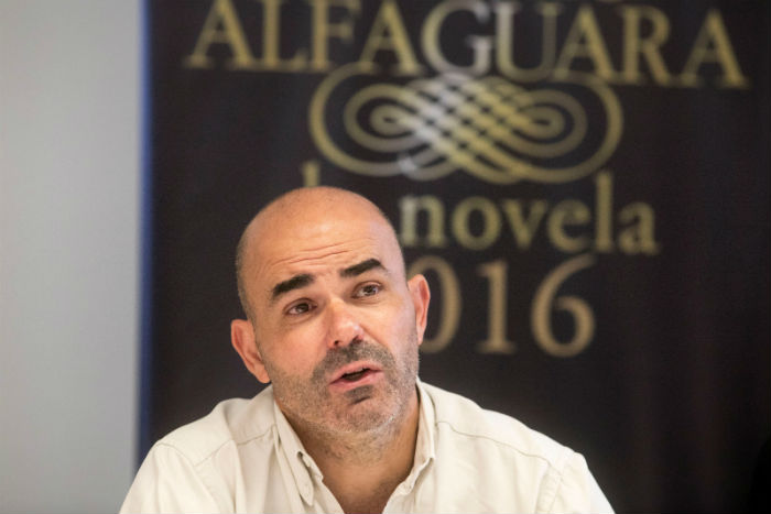 Eduardo Sacheri en Buenos Aires, en una videoconferencia llevada a cabo para anunciarle públicamente que había ganado el Premio Alfaguara 2016. Foto: PRH / Ricardo Ceppi