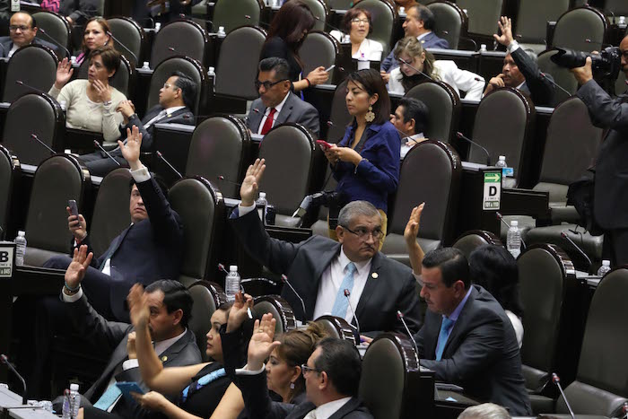 CIUDAD DE MÉXICO, 12ABRIL2016.- Votacion de la bancada de Nueva Alianza, durante la sesión ordinaria en la Cámara de DIputados. FOTO: SAÚL LÓPEZ /CUARTOSCURO.COM