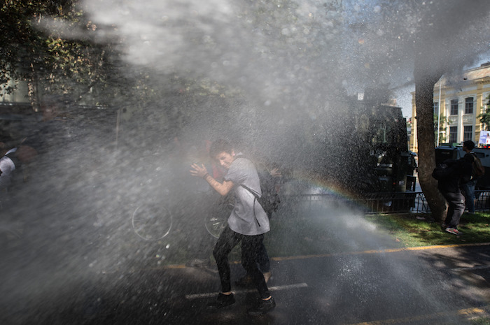 Los manifestantes fueron dispersados a manguerazos de agua. Foto: Xinhua. 