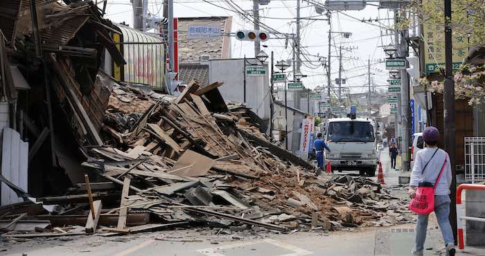 Un Hombre Camina Por Una Calle Destrozada Por El Terremoto En Mashiki japón Foto Efe