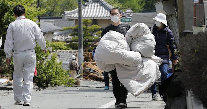 Un Residente Carga Con Los Enseres Que Ha Podido Rescatar Tras El Terremoto De Japón Foto Efe