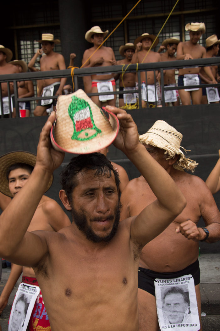 Miguel Ángel Yunes ha sido acusado de enriquecimiento ilícito durante años. Ahora su hijo está ligado a los “Panama Papers”. En la foto, del 12 de septiembre pasado, integrantes los 400 pueblos, procedentes de Veracruz, se manifiestan bailando semi-desnudos en las inmediaciones del edificio sede del Banco de México sobre Eje Central, exigiendo un juicio contra el ahora candidato del PAN en Veracruz, ex Diputado federal y cercano a Elba Esther Gordillo. Foto: Cuartoscuro