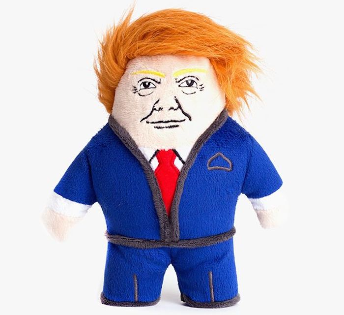 Peluche de Donald Trump. Foto: La Opinión