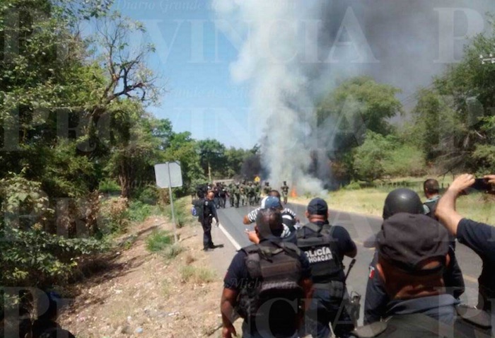 Policías estatales y federales, así como personal del Ejército, han tomado el control de la Tierra Caliente mediante patrullajes por tierra y aire, en busca de células del cártel. Foto: Provincia 