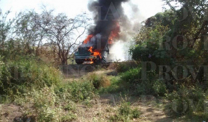 En la carretera que une las ciudades de Uruapan y Pátzcuaro fue realizado otro bloqueo donde fue incendiado un camión repartidor de cerveza. Foto: Cuartoscuro 