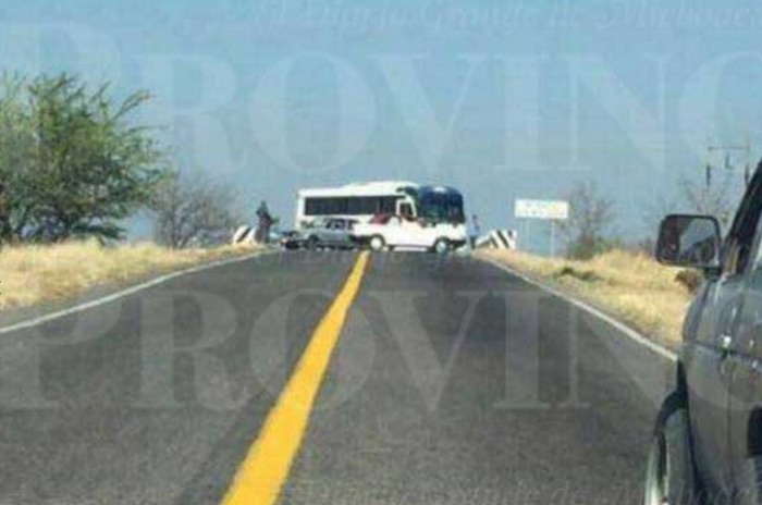 Después en la carretera Apatzingán-Buenavista, en el Puente de la Majada, unos desconocidos obligaron a los pasajeros de un camión de la Ruta Galeana a que descendieran del mismo y atravesaron la unidad por dicha vialidad sin quemarla. Foto: Provincia