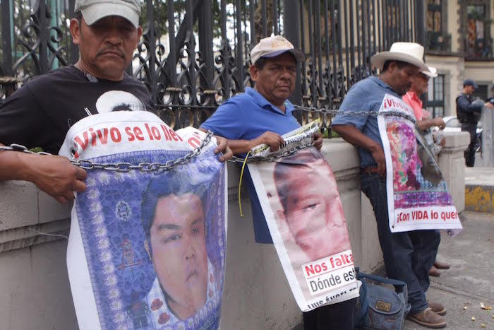 Los Padres Anunciaron Que Mantendrán Por Horas El Plantón Que Mantiene En Segob Exigencia De Que El Giei Continúe Con El Mandato Dela Investigación Sobre El Paradero De Sus Hijos Foto Valentina López Sinembargo