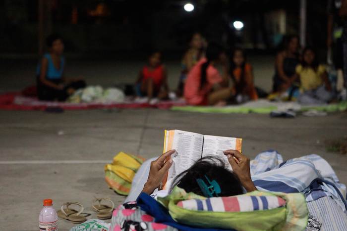 Una Mujer Que Lee Una Biblia En Una Pista De Baloncesto Tras El Fuerte Sismo De Grados Que Sacudió Al País En Manta ecuador El Pasado Sábado Foto Efe