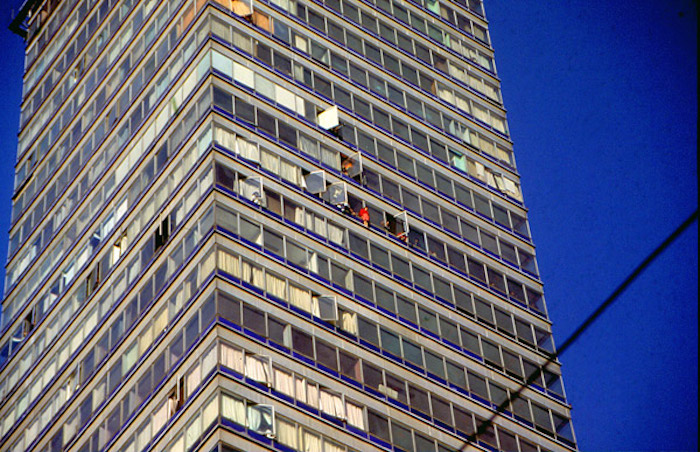 Un suicida en la Torre Latinoamericana. Foto: Enrique Metinides