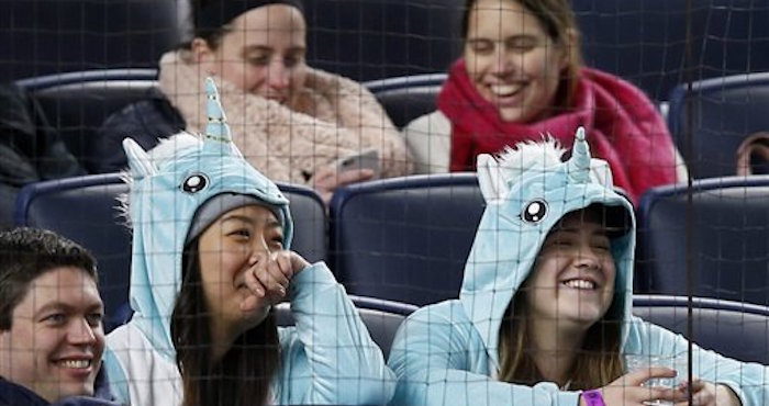 Dos Chicas Disfrazadas Con Un Traje De Unicornio Sentadas En Los Palcos Vip De Detrás Del Plato En El Juego De La Mlb Entre Los Yanquis De Nueva York Y Los Astros De Houston En Nueva York La Pareja Forma Parte De Un Grupo De Aficionados Que Logró Entradas a Centavos Compradas Por El Conductor De Televisión John Oliver Foto Ap