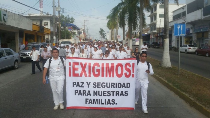 El pasado jueves decenas de médicos, estudiantes y trabajadores del sector se manfiestaron por los recientes plagios de doctores en la zona sur de Veracruz. Foto: Twitter @EnriqueBurgosA