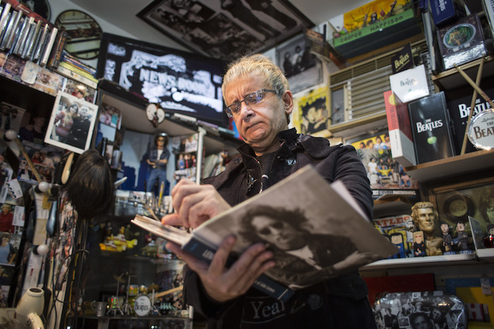 El Estilista Gerardo Weiss Posa En Su Peluquería Temática En La Ciudad De Buenos Aires Foto Xinhua