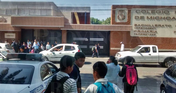 En un colegio de Uruapan fue evacuado luego de una amenaza de bomba. Foto: Provincia