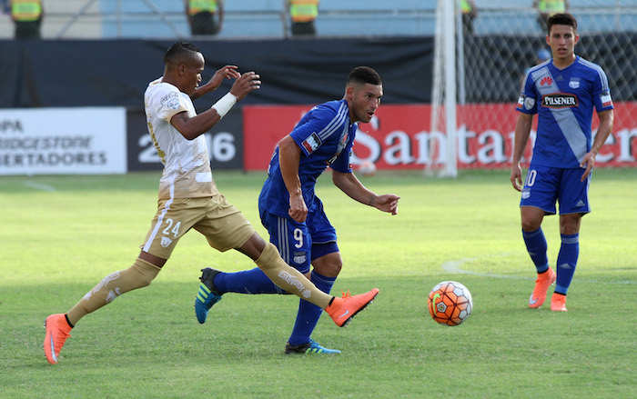 Cristian Guanca De Emelec De Ecuador Disputa Un Balón Contra Luis Quiñónes De Pumas Foto Efe