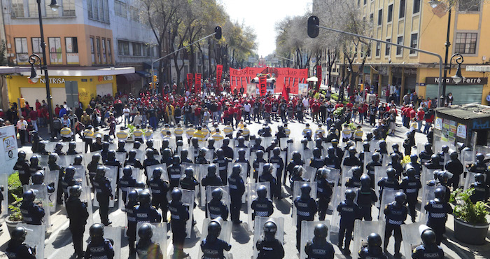 MÉxico Df enero Cientros De Integrantes Del Frente Popular Francisco Villa Marcharon Del Metro Viaducto Sobre Avenida Tlalpan Rumbo Al Zócalo Sin Embargo Fueron Detenidos En La Calle De Izagaga Y De Noviembre Por Granaderos De La Sspdf Foto Armando Monroy cuartoscurocom