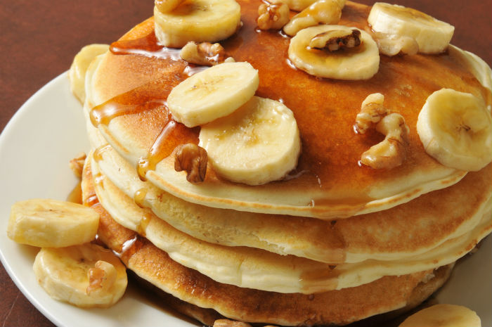 Se Hacía Tarde Y Quería Sorprenderlo Con Unos Hot Cakes De Plátano Acompañados De Tocino Con Maple En Verdad a Quien Le Gustaba El Tocino Era a Ella a Su Marido Le Gustaba Más El Jamón Enmielado Foto Shutterstock