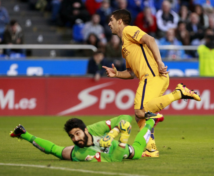 El Delantero Uruguayo Del Fc Barcelona Luis Suárez Marca Un Gol Ante El Portero Del Deportivo Manu Fernández Foto Efe