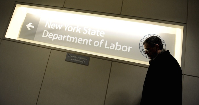 Un Hombre Pasa Ante Un Letrero En Una Oficina Del Departamento De Trabajo De Nueva York Estados Unidos Efearchivo