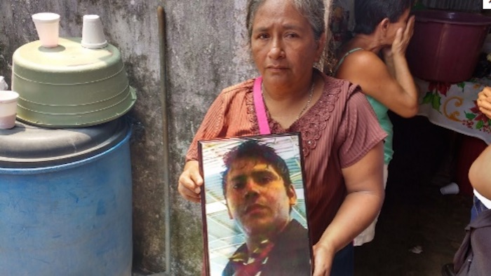 Teresa Sánchez Madre De Jonathan Suárez Sostiene Un Retrato De Su Hijo Quien Murió Durante La Explosión En La Planta pajaritos Foto Ignacio Carvajal Blogexpediente