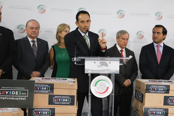 Roberto Gil Zuarth Presidente De La Mesa Directiva De La Cámara De Senadores Fue Encargado De Recibir Los Paquetes De Firmas En El Senado Foto Cuartoscuro