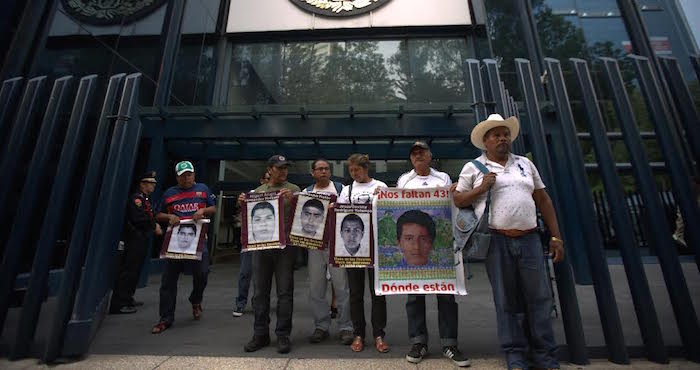 Padres De Los Normalistas En La Pgr Foto Francisco Cañedo Sinembargo