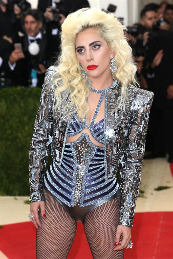 La Cantante Estadounidense Lady Gaga Posa En La Alfombra Roja De La Gala Met Foto Efe