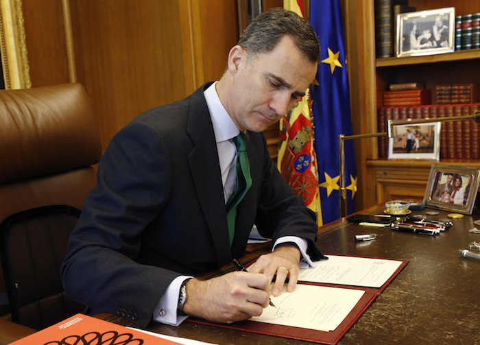 Fotografía Facilitada Por La Casa Real Del Rey Felipe Vi Firmando En Su Despacho Del Palacio De La Zarzuela El Decreto De Disolución De Las Cortes Y De Convocatoria De Las Elecciones Generales Foto Efe