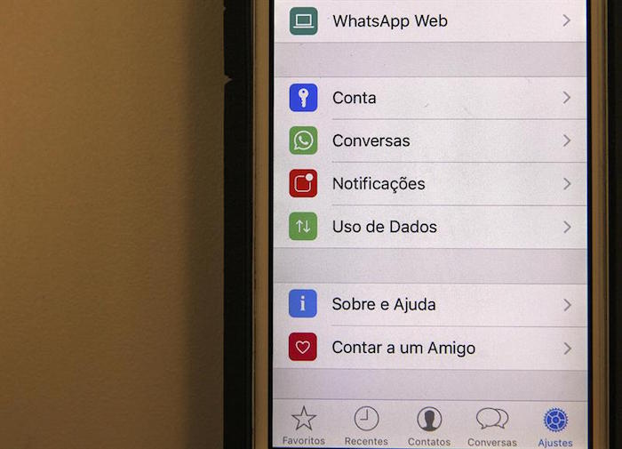 Detalle de la imagen de un celular con la aplicación de WhatsApp, el 2 de mayo, en Río de Janeiro. Foto: EFE