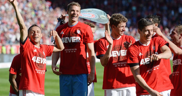 Los Jugadores Del Bayern Múnich Rafinha i d Manuel Neuer Thomas Mueller Robert Lewandowski Y Philipp Lahm Celebra El Cuarto Título Consecutivo De La Bundesliga Del Bayern Sobre El Audi Sportpark De Ingolstadt Foto Efe