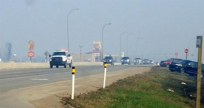 Las autoridades canadienses expresan su impotencia para controlar el incendio forestal. Foto: EFE.