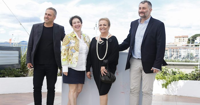 El Cineasta Rumano Cristi Puiu d Posa Junto a Sus Compatriotas i d El Actor Mimi Branescu La Productora Anca Puiu Y La Actriz Dana Dogaru Durante La Presentación De La Película rester Vertical Hoy En La Edición Del Festival Internacional De Cine De Cannes En Francia Foto Efe