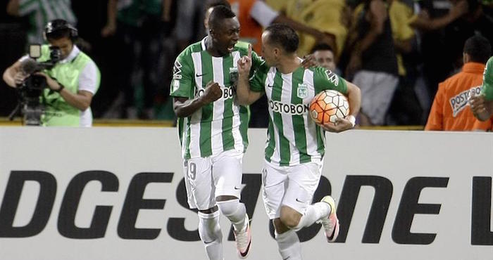 Los Jugadores De Atlético Nacional Alejandro Guerra d Y Marlos Moreno i Celebran Después De Anotar Contra Rosario Centra Foto Efe