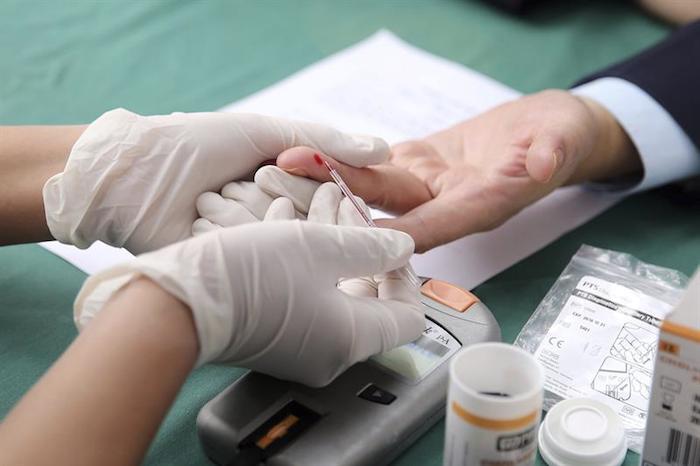 Un sanitario analiza los niveles de glucosa en la sangre de un enfermo de diabetes. Foto:EFE/Archivo