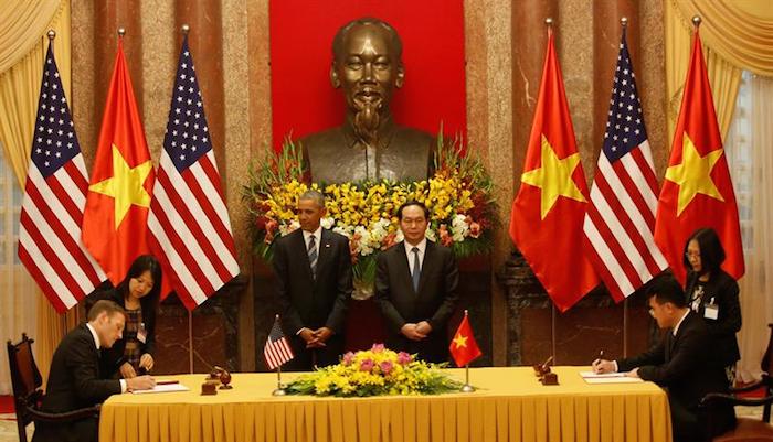 El Presidente Y Consejero Delegado De Ge Asean Wouter Van Wersch izq Y El Director General Del Departamento General De Energía De Vietnam Dang Huy Cuong º Dcha Firman Un Memorandum De Entendimiento Para El Desarrollo De Energías Renovables En Vietnam En Presencia Del Presidente Estadounidense Barack Obama c izq Y De Su Homólogo Vietnamita Tran Dai Quang c dcha En El Palacio Presidencial En Hanoi vietnam Foto Efe