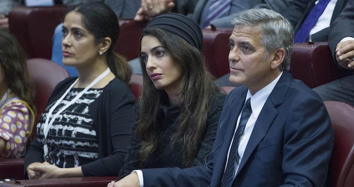 El Actor Estadounidense George Clooney Su Mujer Amal Alamuddin Y La Actriz Salma Hayek En La Clausura Del Congreso Sobre Educación Que Ha Organizado La Entidad Impulsada Por El Papa Francisco Scholas Occurrentes Foto Efe