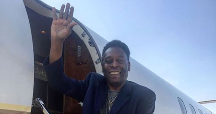 El astro viajó a Londres el pasado domingo para presenciar la subasta de sus trofeos. Foto: Facebook Pelé