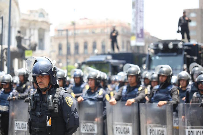 Cerco De Policías En Bellas Artes Impide El Paso Del Magisterio Foto Francisco Cañedo Sinembargo