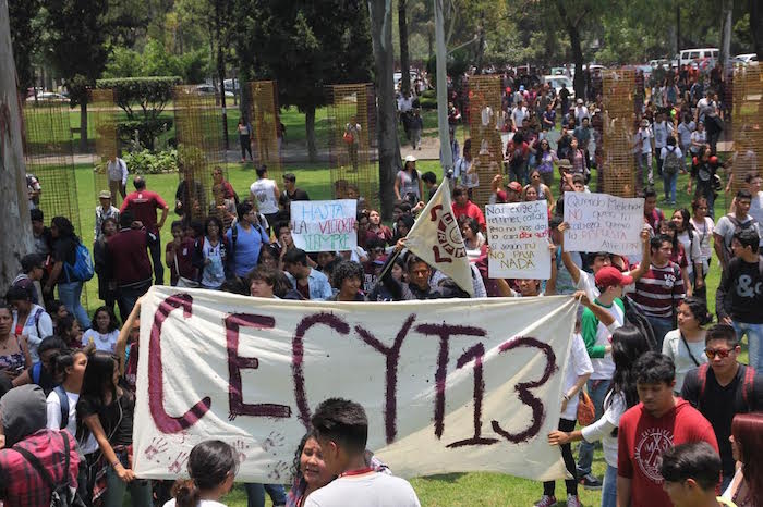 Cientos de estudiantes reunidos frente a la Dirección General del IPN. Foto: Luis Barrón, SinEmbargo. 