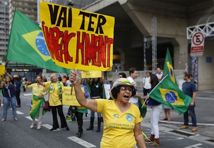 Una manifestante sostiene una pancarta con el lema "Habr· un juicio polÌtico" (en portuguÈs) durante una protesta para exigir el impeachment de la presidenta de Brasil, Dilma Rousseff, en Sao Paulo, Brasil, el 9 de mayo de 2016. El lÌder del Senado de Brasil, Renan Calheiros, dijo que la c·mara votar· seg˙n estaba previsto sobre una mociÛn para abrir el proceso contra Rousseff, pese a un repentino cambio de postura en la C·mara de Diputados. (Foto AP/Andre Penner)