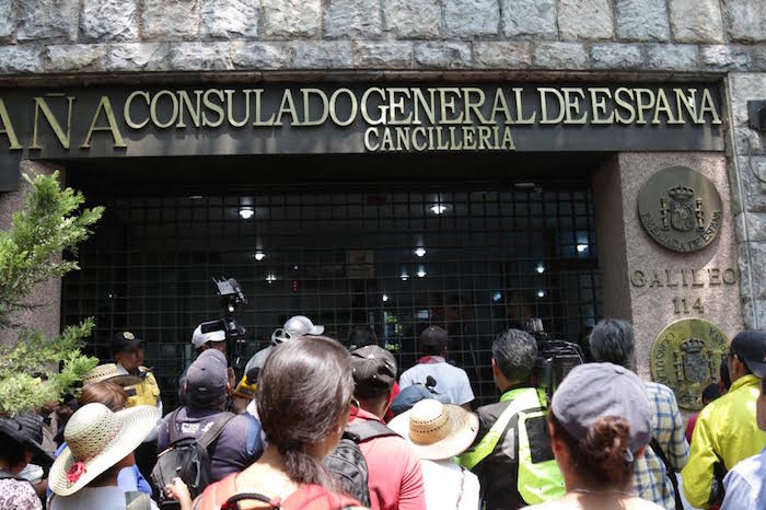 Los padres de los normalistas acudieron primero al Consulado de España. Foto: Francisco Cañedo, SinEmbargo. 