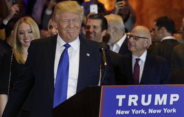 El Aspirante a La Candidatura Republicana a La Presidencia Donald Trump Se Prepara Para Hablar En Un Acto De CampaÒa Por Las Primarias De Nueva York El Martes De Abril De En Nueva York ap Fotojulie Jacobson