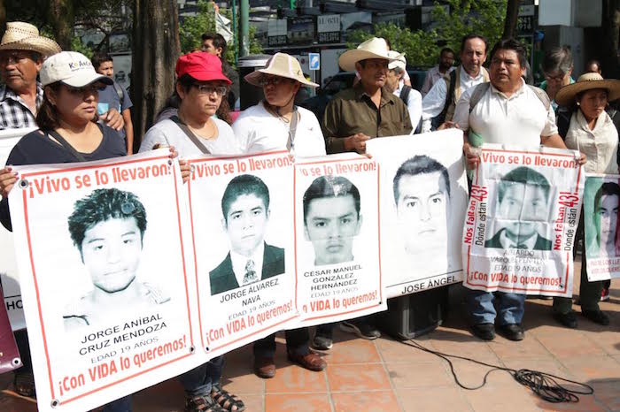 Padres de los 43 en el metro Polanco para salir a manifestarse por diversas embajadas de la zona de Polanco. Foto: Francisco Cañedo, SinEmbargo. 